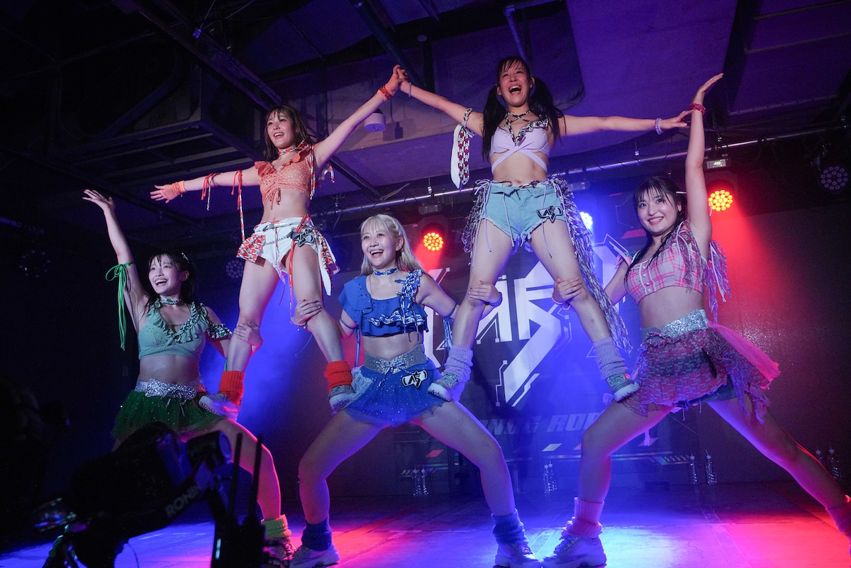 ライブ中に組体操を披露するアップアップガールズ(仮)。