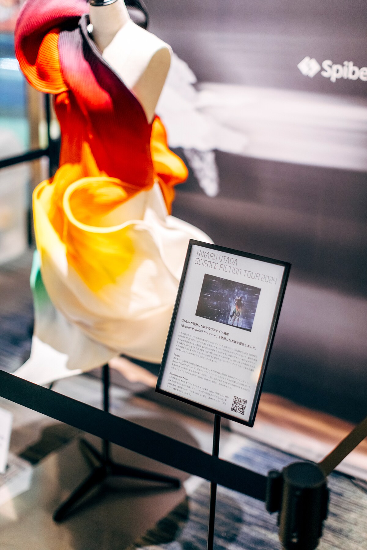 映画館に展示された「HIKARU UTADA SCIENCE FICTION TOUR 2024」の衣装。