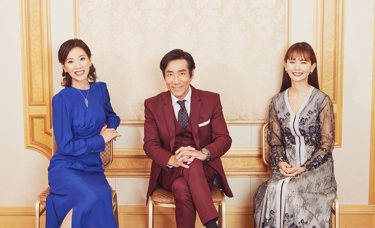 左から真琴つばさ、岸谷五朗、中村ゆり。