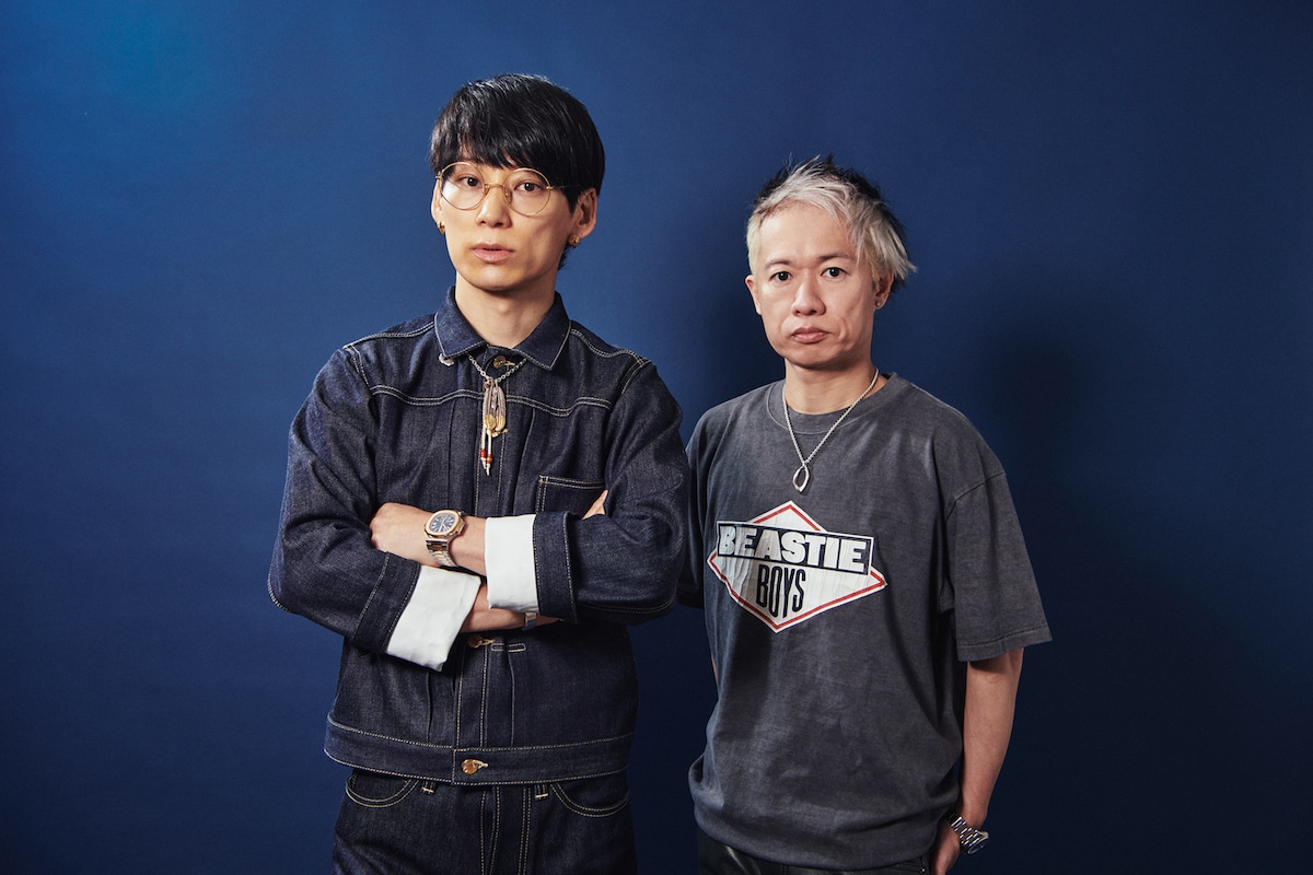 左からTAKUYA∞（Vo）、克哉（G）。