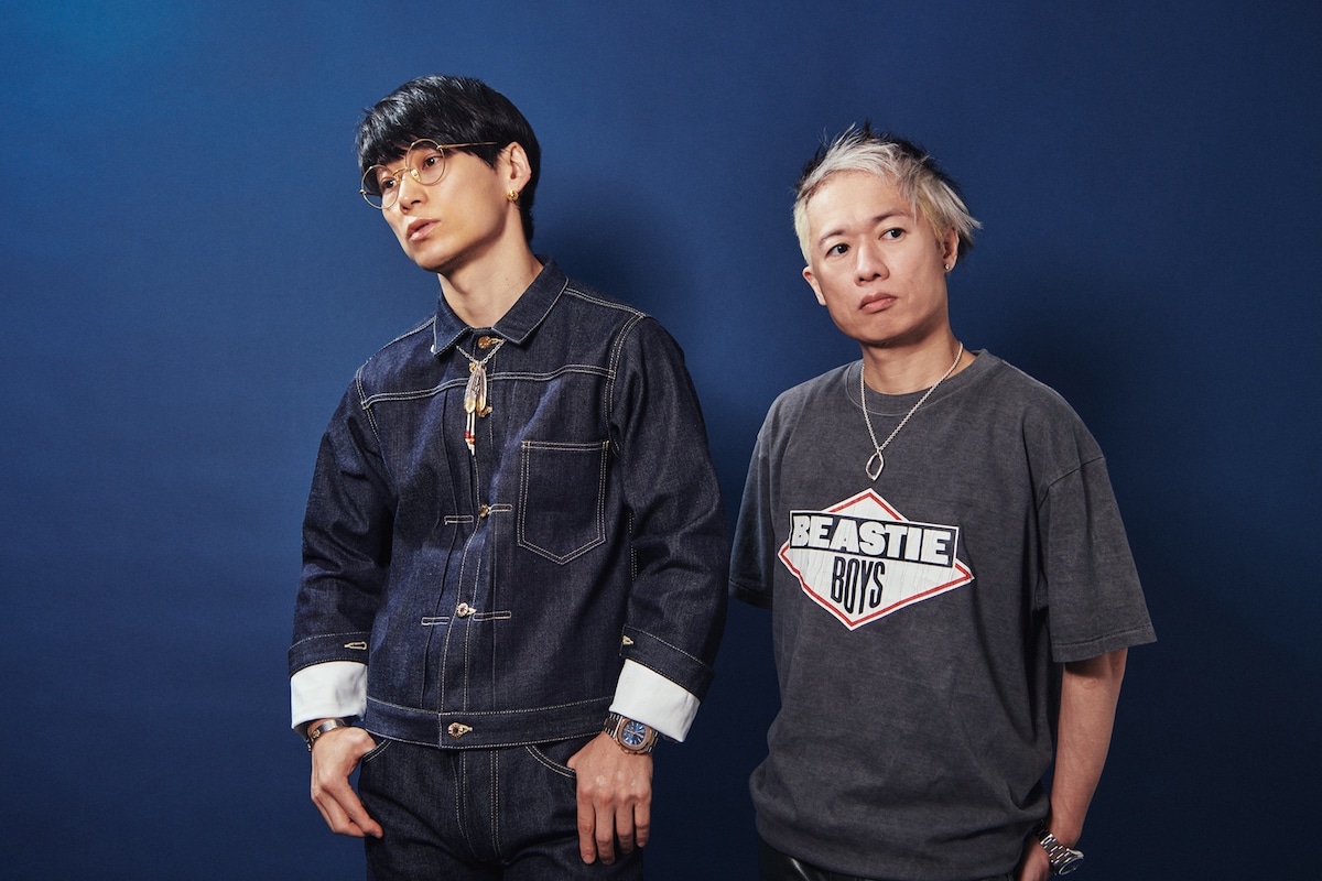 左からTAKUYA∞（Vo）、克哉（G）。