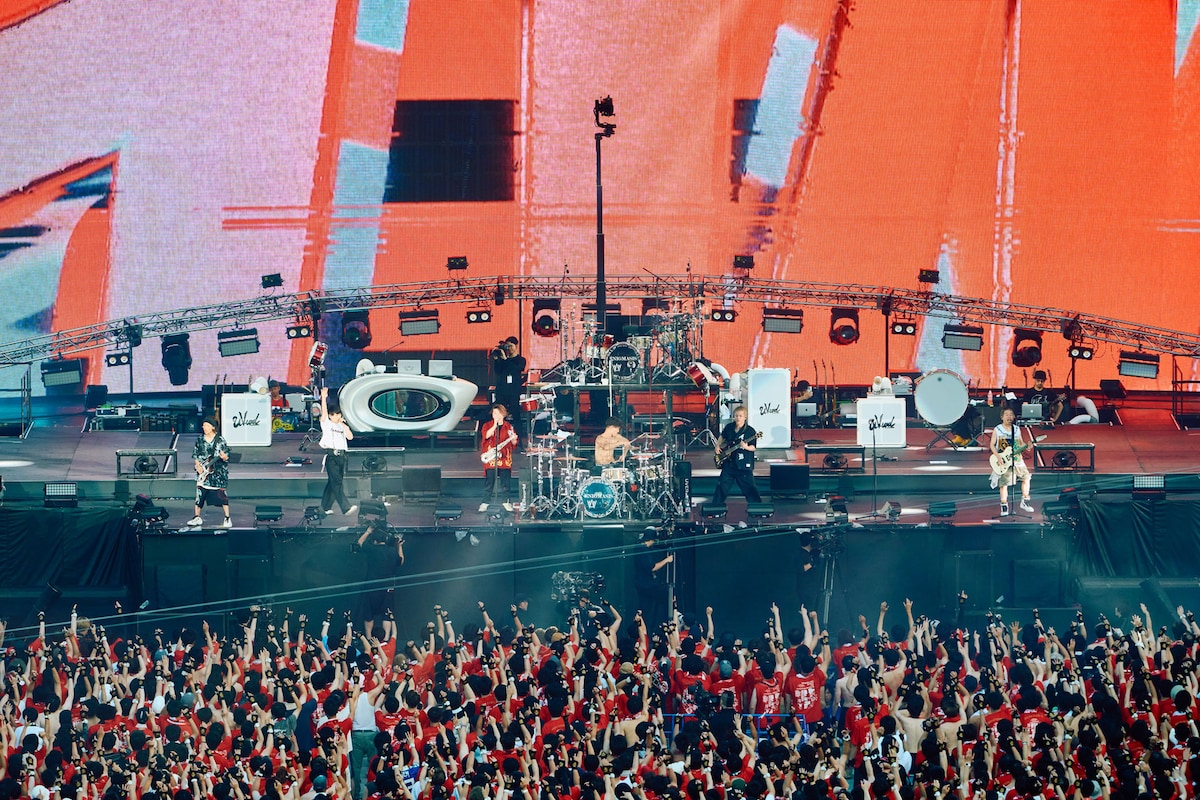 「UVERworld KING'S PARADE 男祭りREBORN at NISSAN STADIUM 6 VS 72000」の様子。