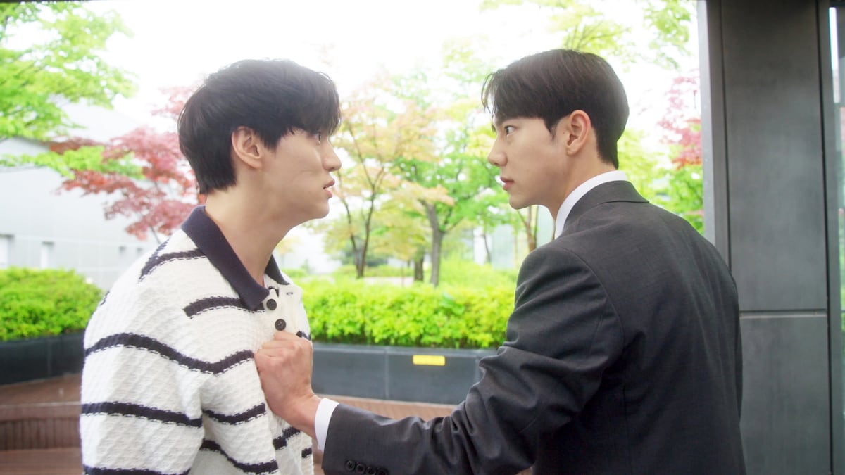 左からソ・ハンギョル演じるハ・ジヌ、チン・ジュヒョン演じるムン・ドヒョン。