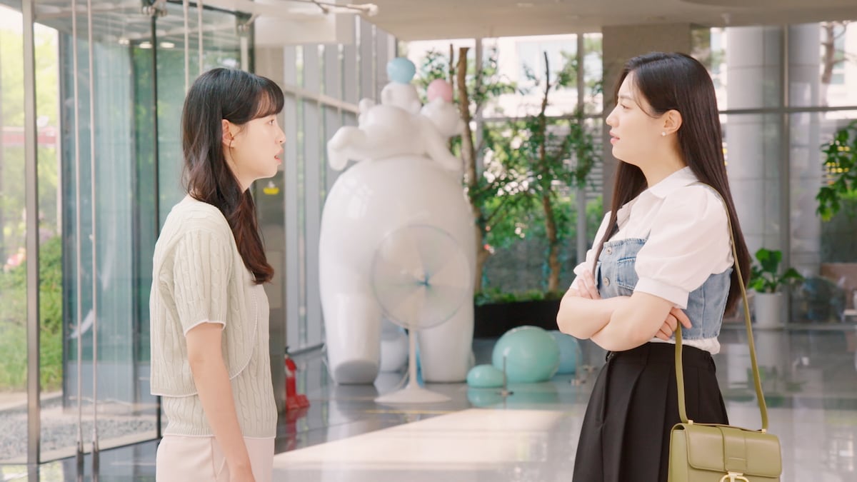 左からチョン・ヘヨン演じるユン・ソル、チョン・ウヨン演じるカン・セナ。