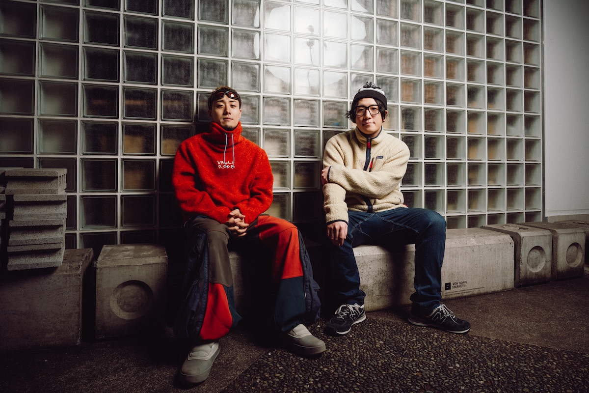 左からVaVa、真部脩一。