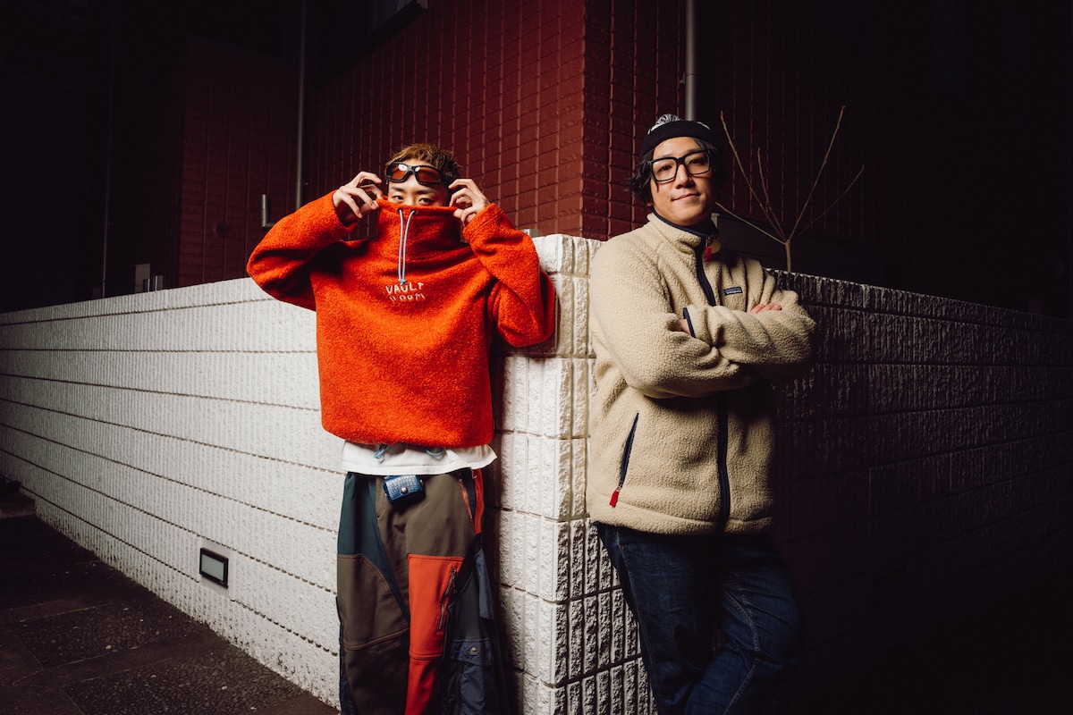 左からVaVa、真部脩一。