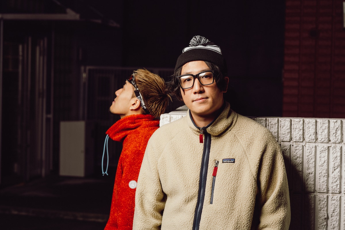 左からVaVa、真部脩一。