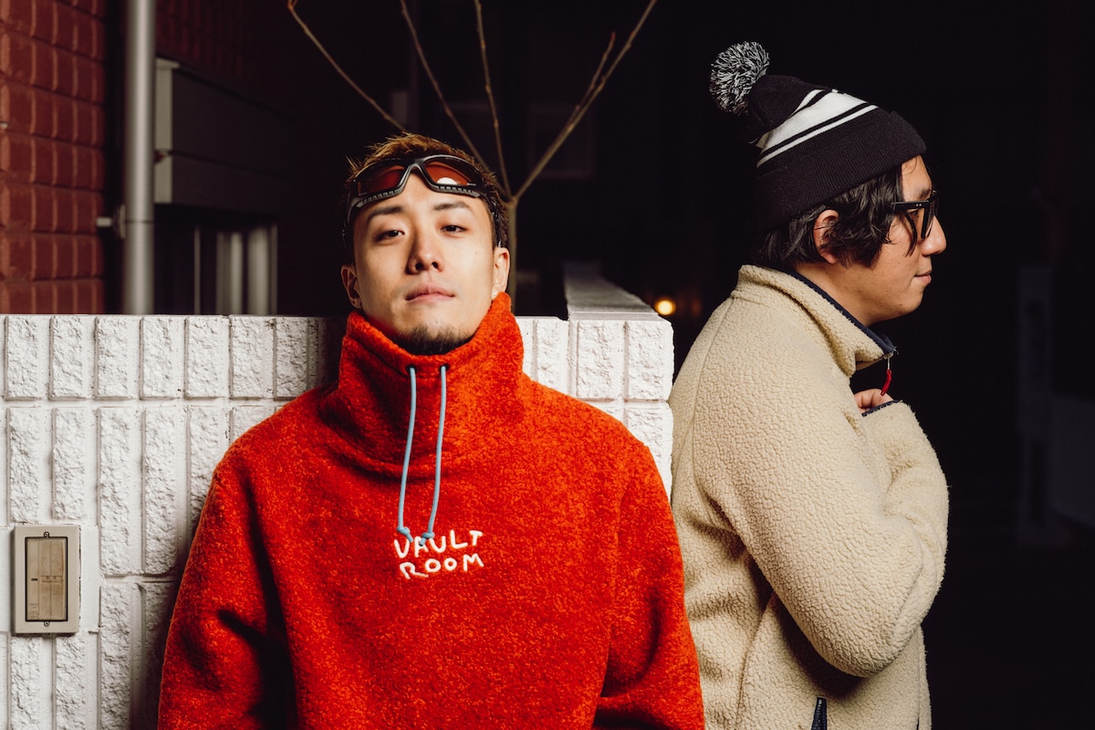 左からVaVa、真部脩一。