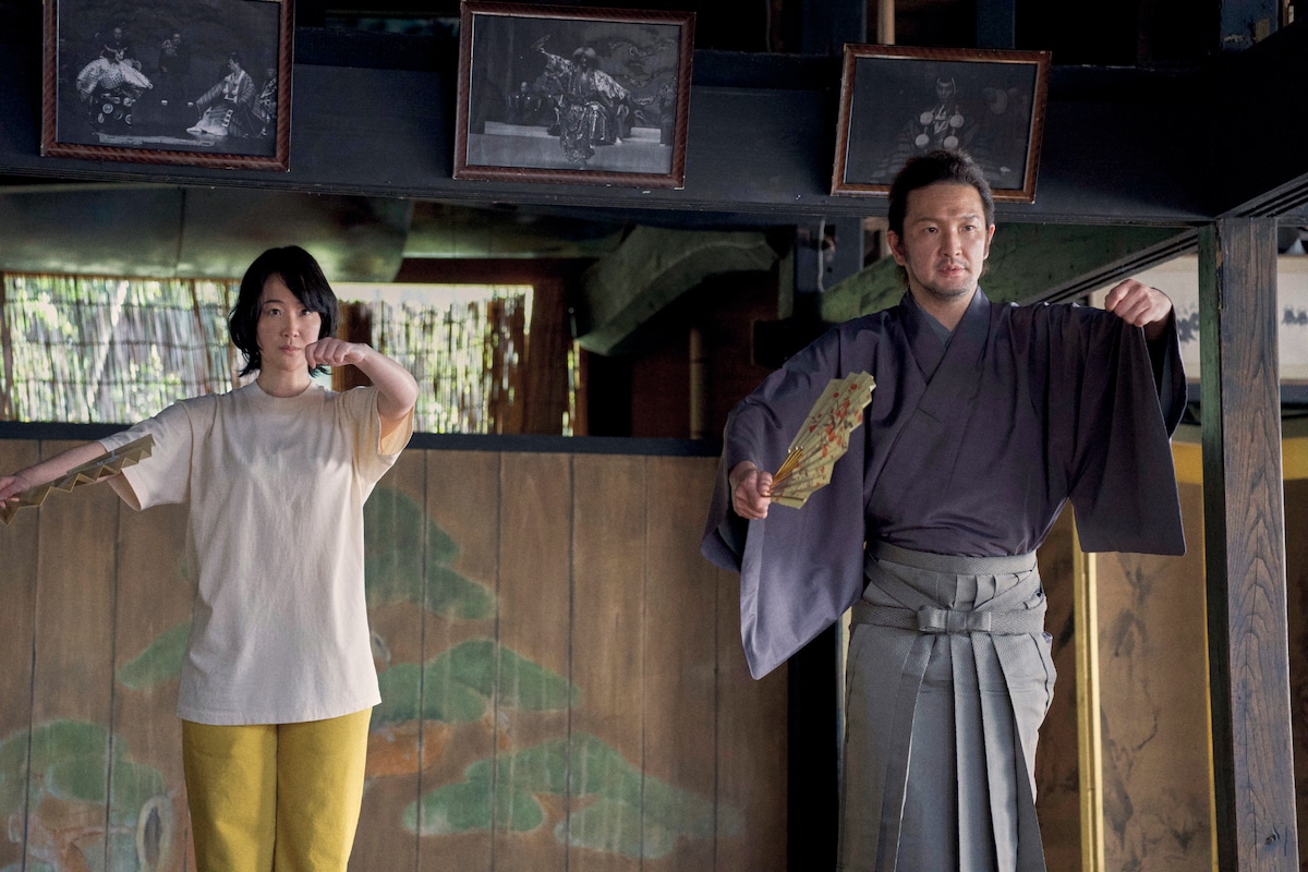 黒木華演じる中井美咲(左)、中村獅童扮する大橋光吉(右)。