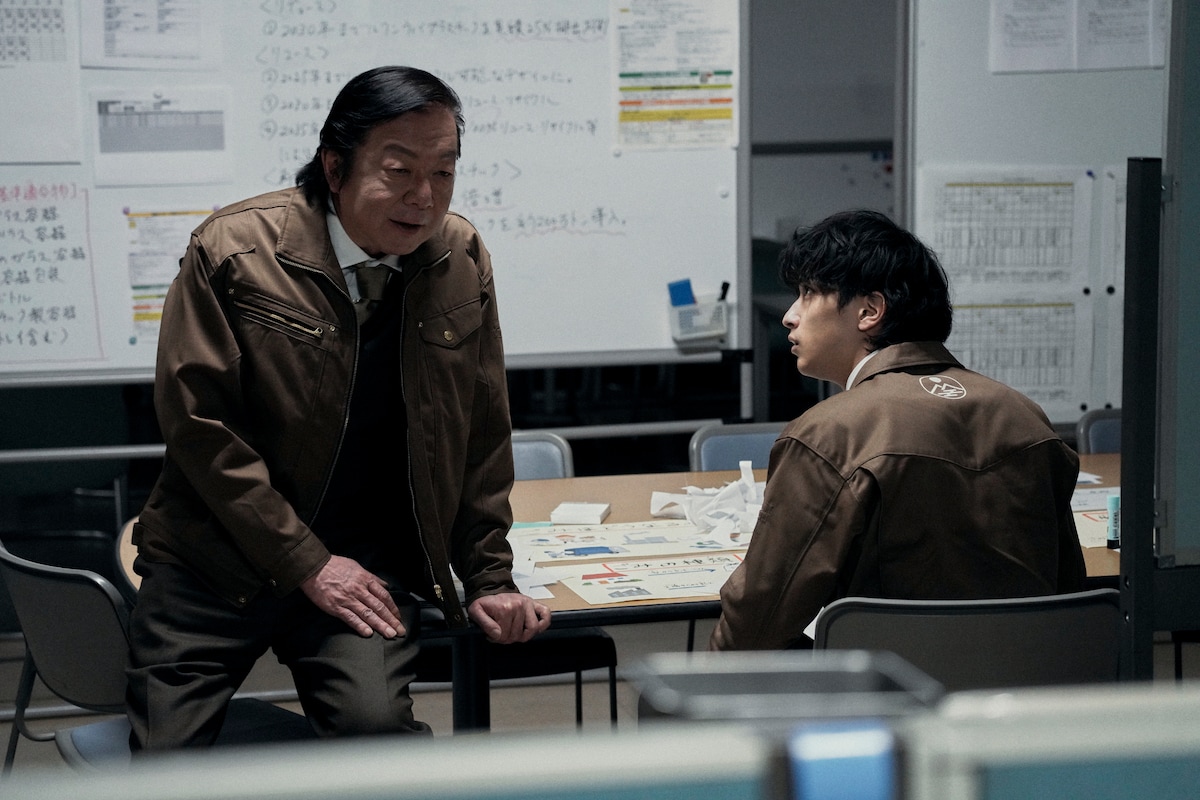 古田新太演じる大橋修作(左)、横浜流星扮する片山優(右)。