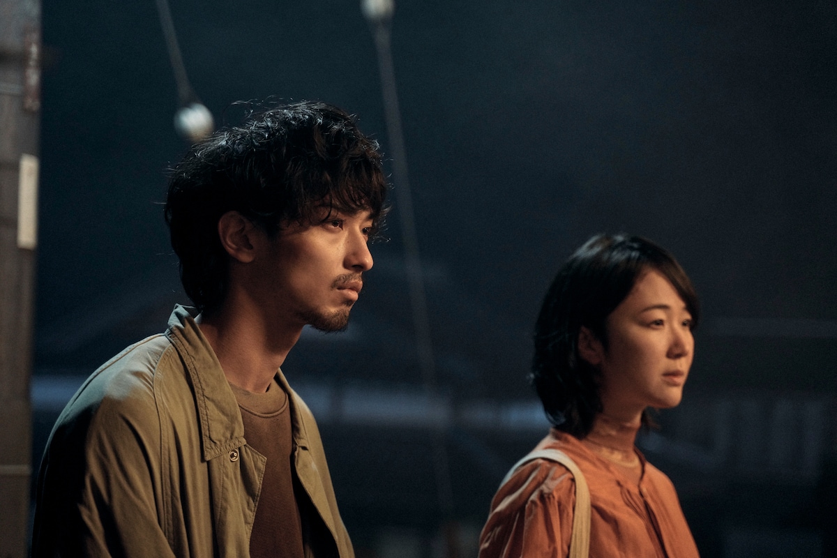 横浜流星演じる片山優(左)、黒木華扮する中井美咲(右)。