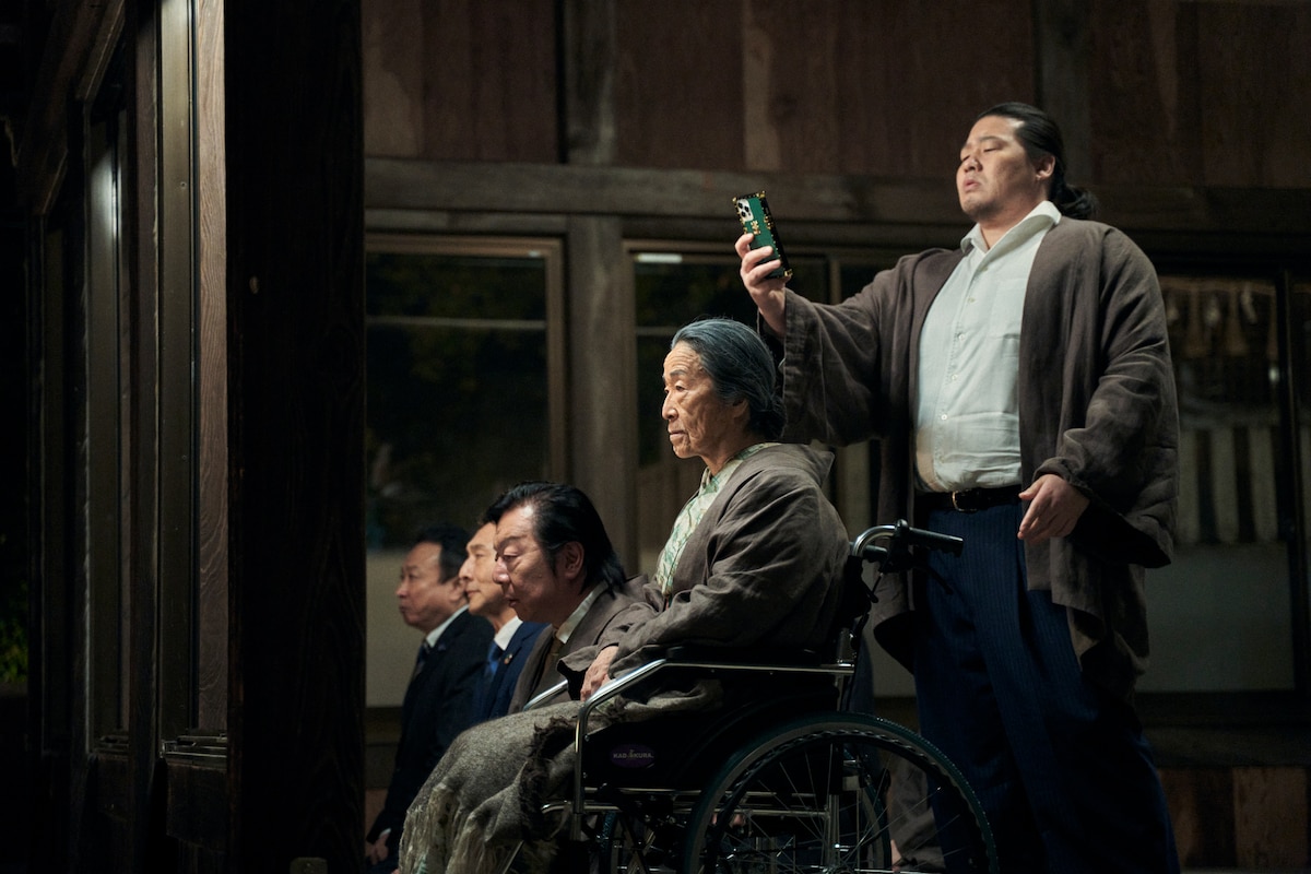 古田新太演じる大橋修作(左)、木野花扮する大橋ふみ(中央)、一ノ瀬ワタル演じる大橋透(右)。