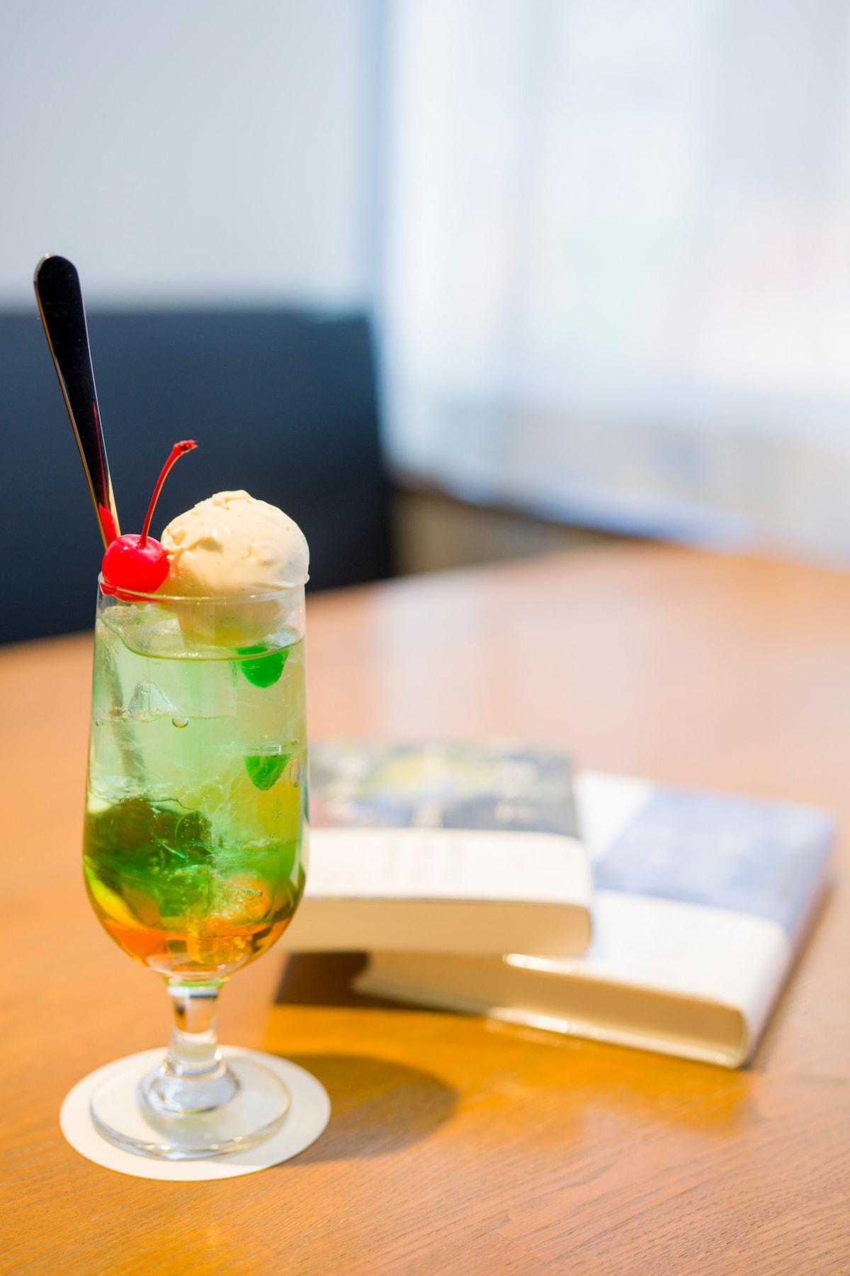 ボイスフレンド第2弾の実施期間中、併設するカフェではコラボドリンクとしてメロンクリームソーダを提供。メロンの果肉シロップがふんだんに使用されており、メロンのみずみずしさをたっぷりと味わうことができる。価格は税込715円。