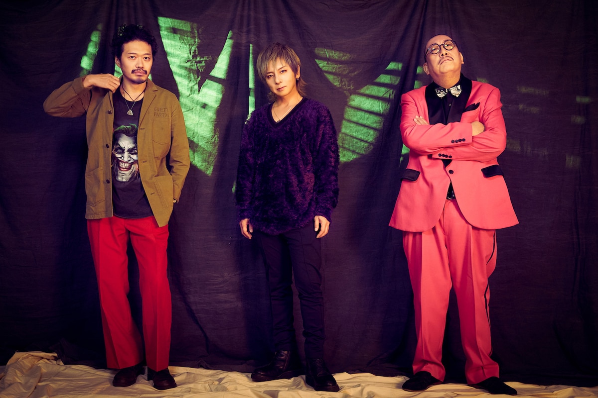 左から丸尾丸一郎、松岡充、街裏ぴんく。