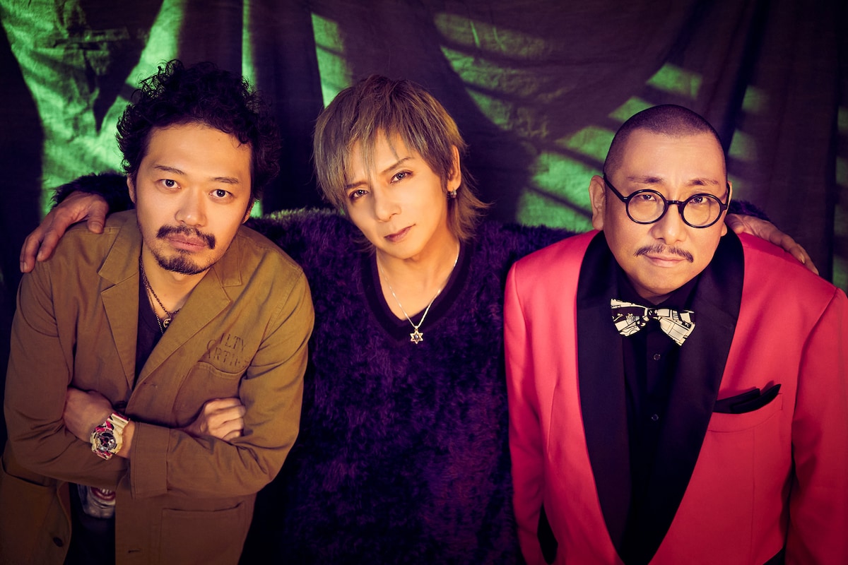 左から丸尾丸一郎、松岡充、街裏ぴんく。