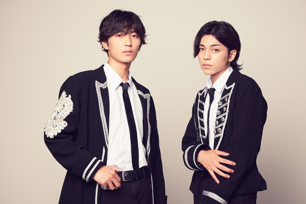 左から赤名竜之輔、渡邉嘉寿人(THE YELLOW by VOYZ BOY)。