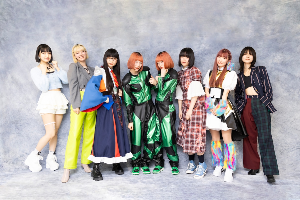 左からキャ・ノン（KiSS KiSS / GANG PARADE）、HANANO（BiTE A SHOCK）、ユイ・ガ・ドクソン（GANG PARADE）、マチルダー・ツインズ（ASP）、ウォンカー・ツインズ（ASP）、シオンエピック（BiS）、レオナエンパイア（豆柴の大群都内某所 a.k.a. MONSTERIDOL）、mikina（ExWHYZ）。※レオナエンパイアの衣装が前後逆になっています。