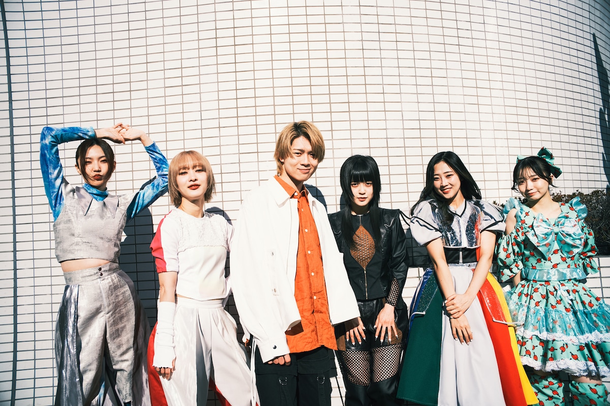 左からmaho（ExWHYZ）、ユメノユア（GANG PARADE）、RYUUSEi（BiTE A SHOCK）、リオンタウン（ASP）、モモチ・ンゲール（豆柴の大群）、ナルハワールド（KiSS KiSS）。
