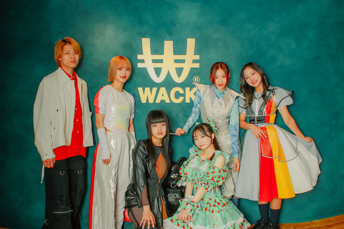 左からRYUUSEi（BiTE A SHOCK）、ユメノユア（GANG PARADE）、リオンタウン（ASP）、ナルハワールド（KiSS KiSS）、maho（ExWHYZ）、モモチ・ンゲール（豆柴の大群）。