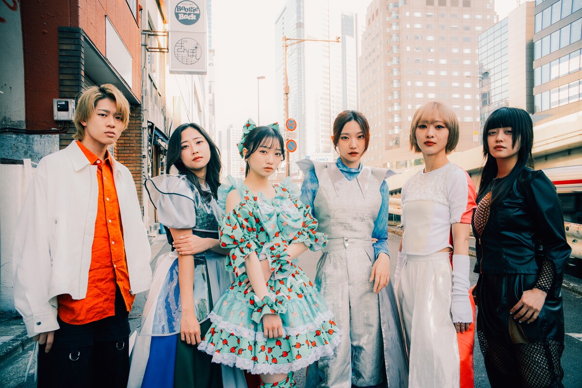 左からRYUUSEi（BiTE A SHOCK）、モモチ・ンゲール（豆柴の大群）、ナルハワールド（KiSS KiSS）、maho（ExWHYZ）、ユメノユア（GANG PARADE）、リオンタウン（ASP）。