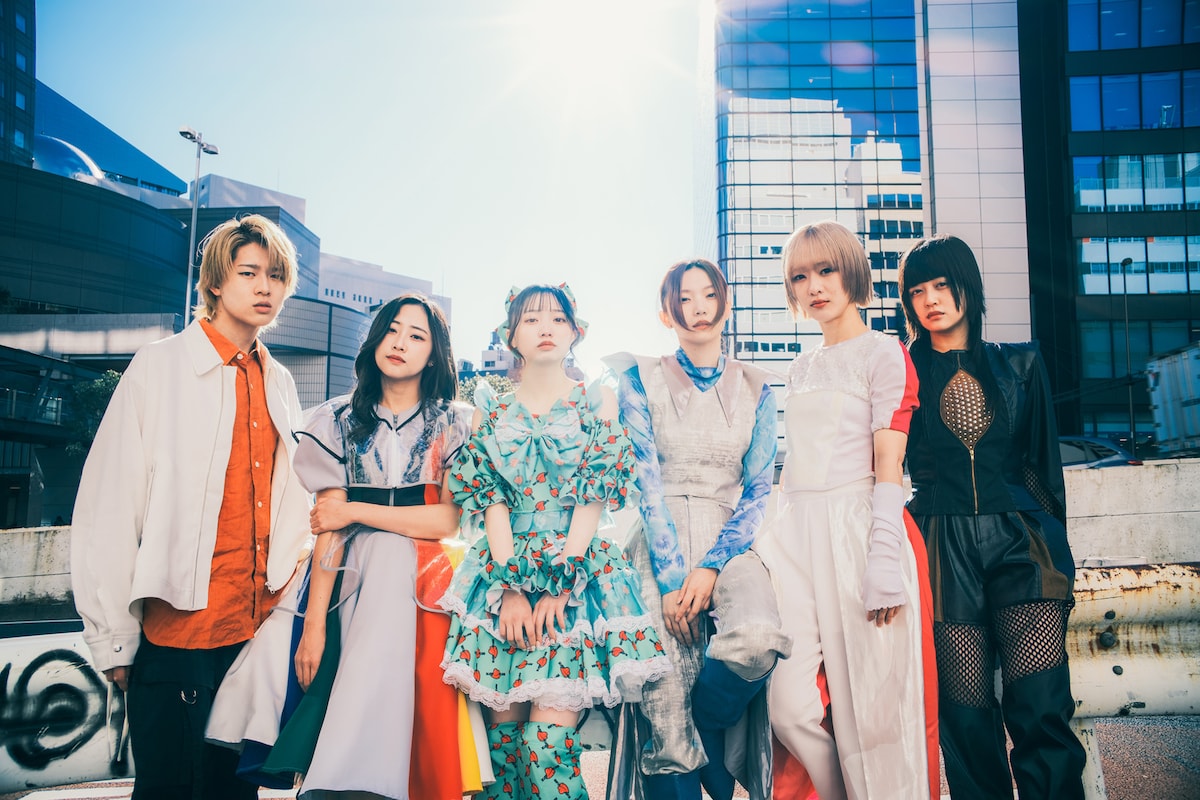 左からRYUUSEi（BiTE A SHOCK）、モモチ・ンゲール（豆柴の大群）、ナルハワールド（KiSS KiSS）、maho（ExWHYZ）、ユメノユア（GANG PARADE）、リオンタウン（ASP）。