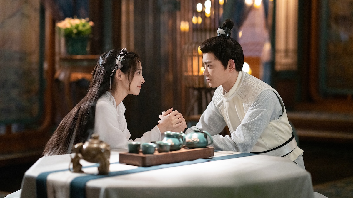 左からポン・シャオラン演じる聶桑榆（じょうそうゆ）、ディン・ユーシー演じる寧鈺軒（ねいぎょくけん）。