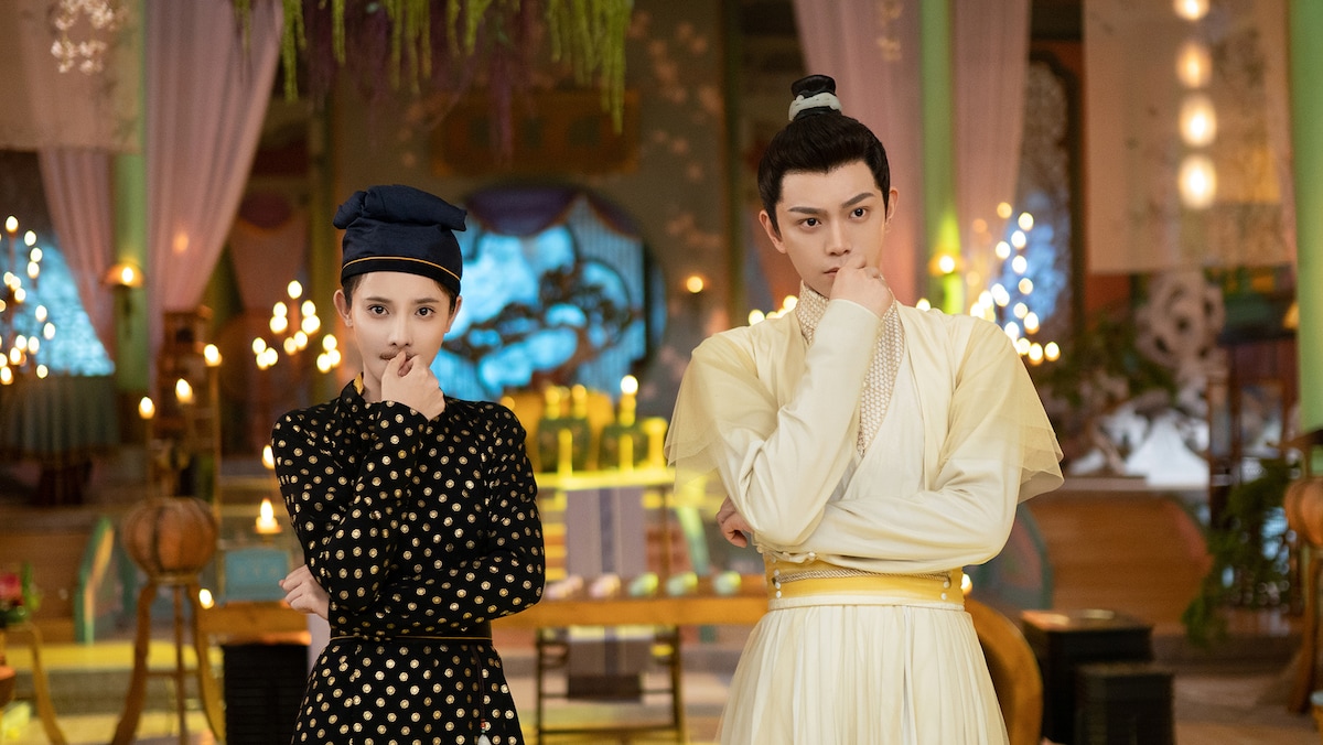 自ら開業したコスメショップの商品を販売するため、男装して踊り子たちの店に潜り込む聶桑榆（左）。そんな彼女にあきれ気味の寧鈺軒（右）。