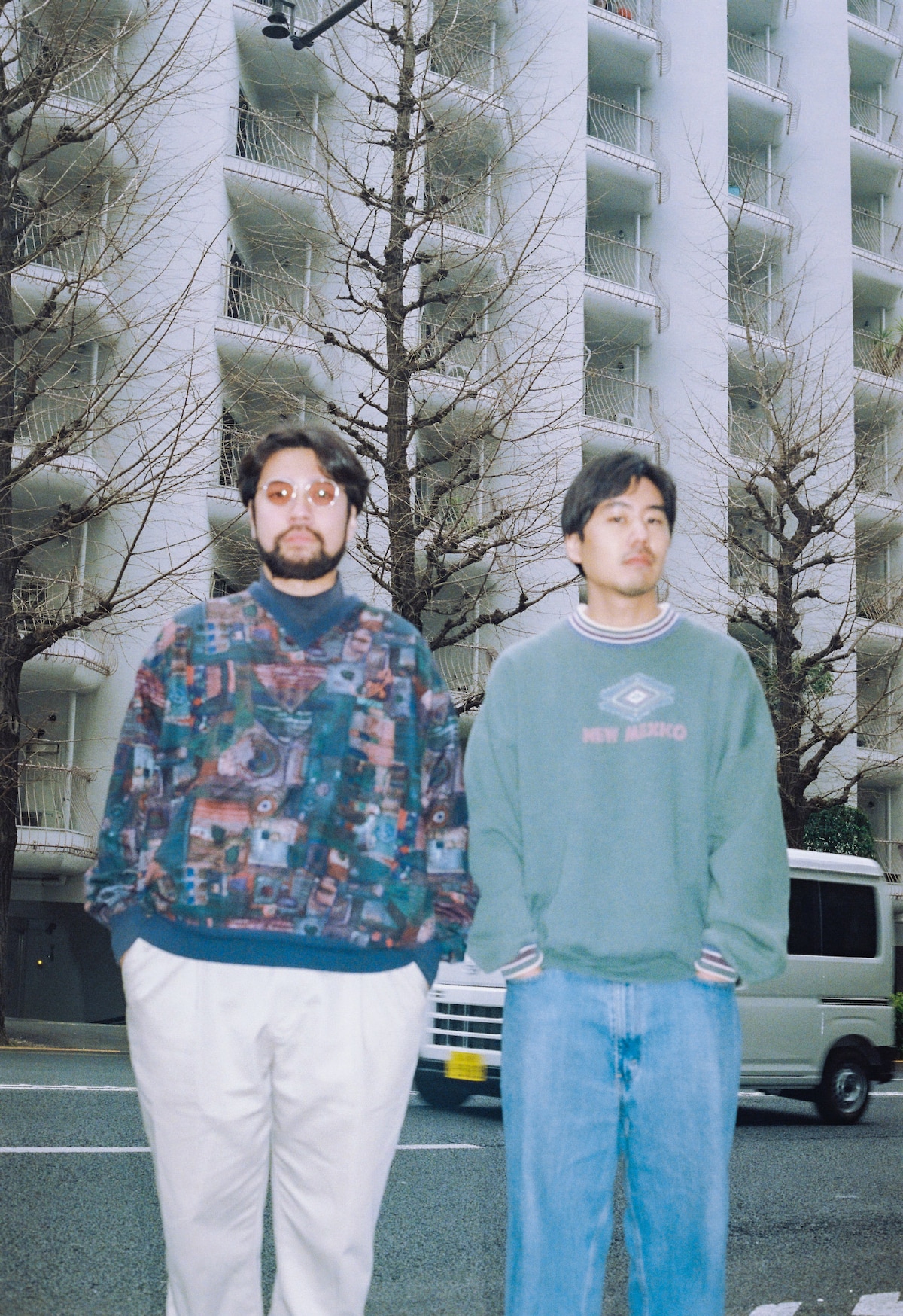 左からたなかえいぞを（Vo, G）、堀部祐介（B）。