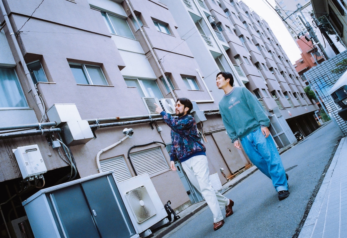 左からたなかえいぞを（Vo, G）、堀部祐介（B）。