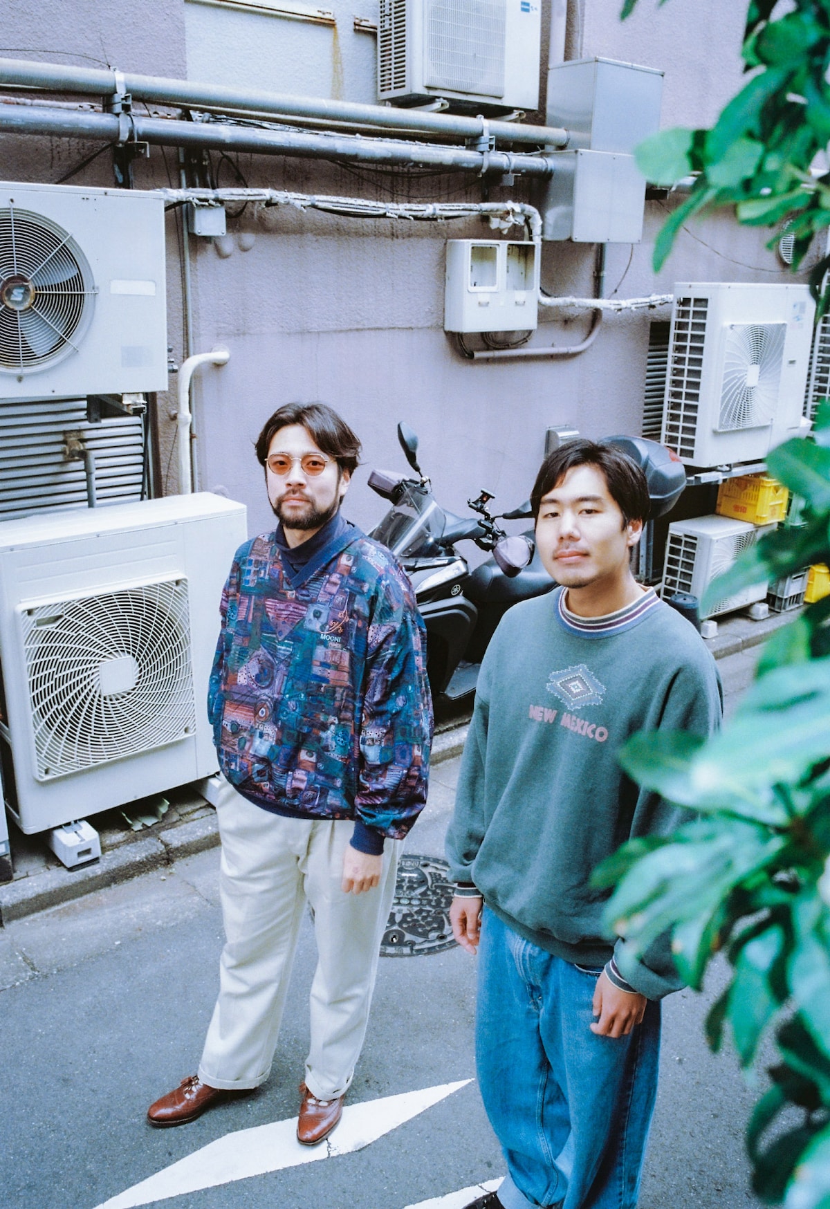 左からたなかえいぞを（Vo, G）、堀部祐介（B）。