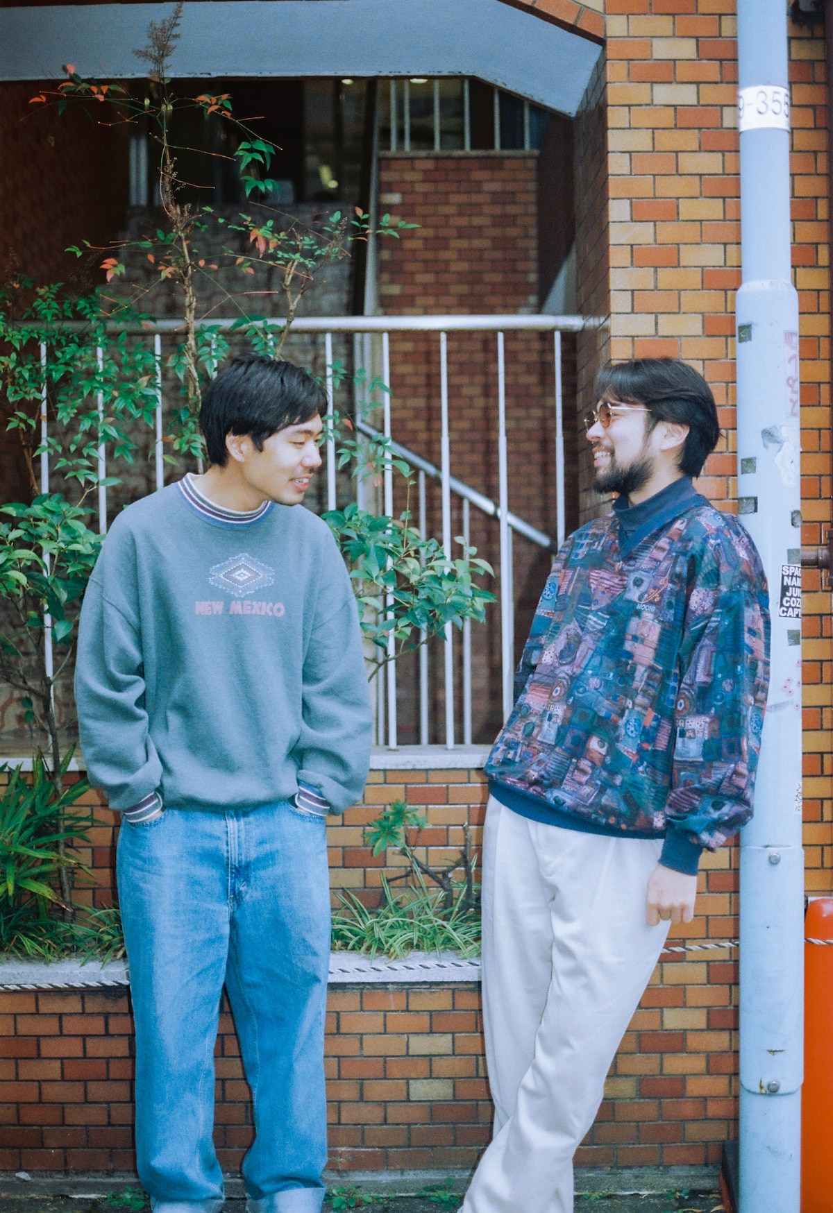 左から堀部祐介（B）、たなかえいぞを（Vo, G）。