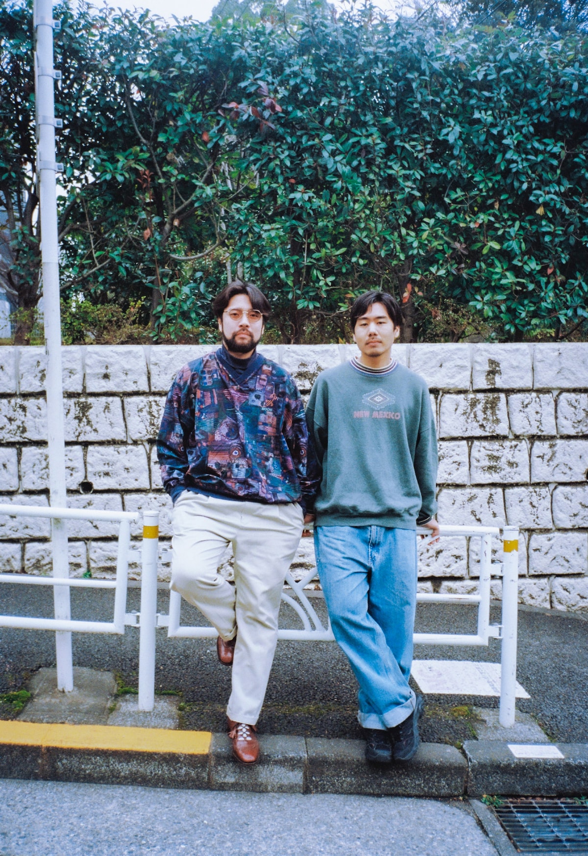 左からたなかえいぞを（Vo, G）、堀部祐介（B）。