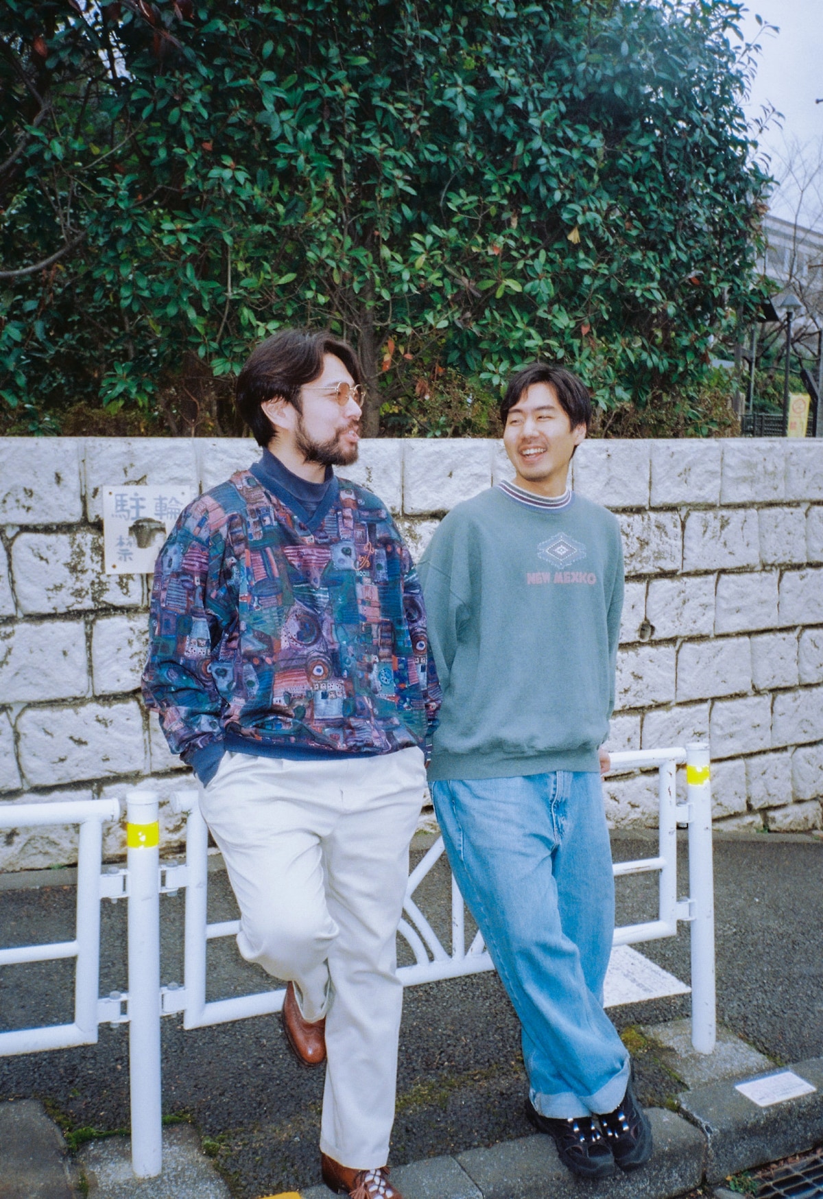 左からたなかえいぞを（Vo, G）、堀部祐介（B）。