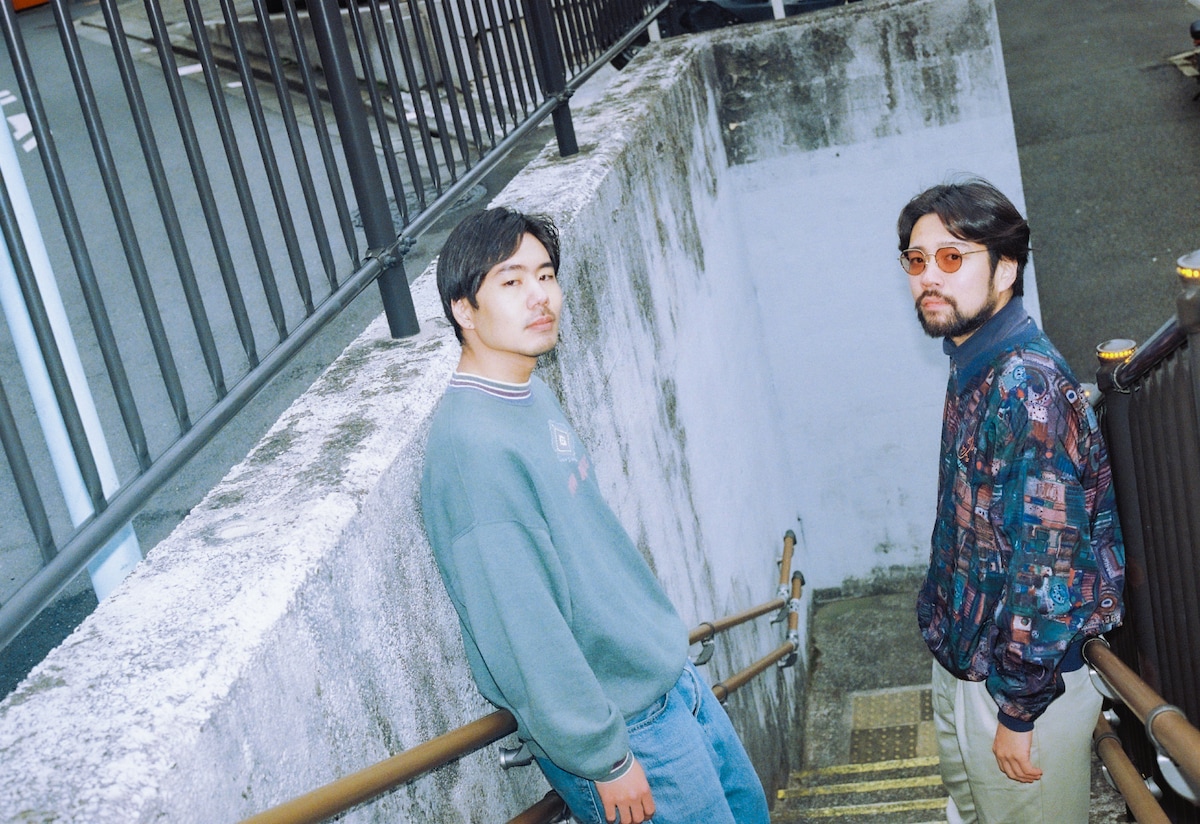 左から堀部祐介（B）、たなかえいぞを（Vo, G）。