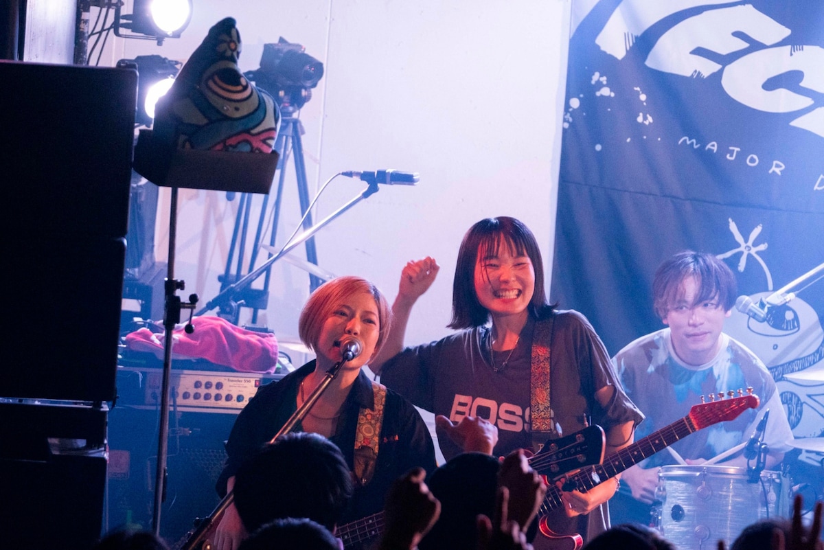 左から藤田(B)、もっさ(Vo, G)、カズマ・タケイ(Dr)(撮影:かい)