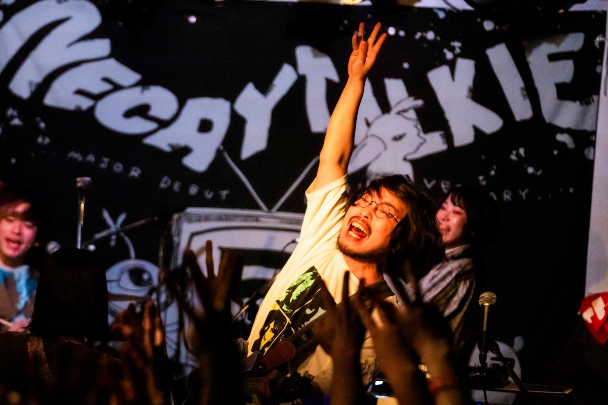 左からカズマ・タケイ(Dr)、朝日(G)、中村郁香(Key)(撮影:かい)