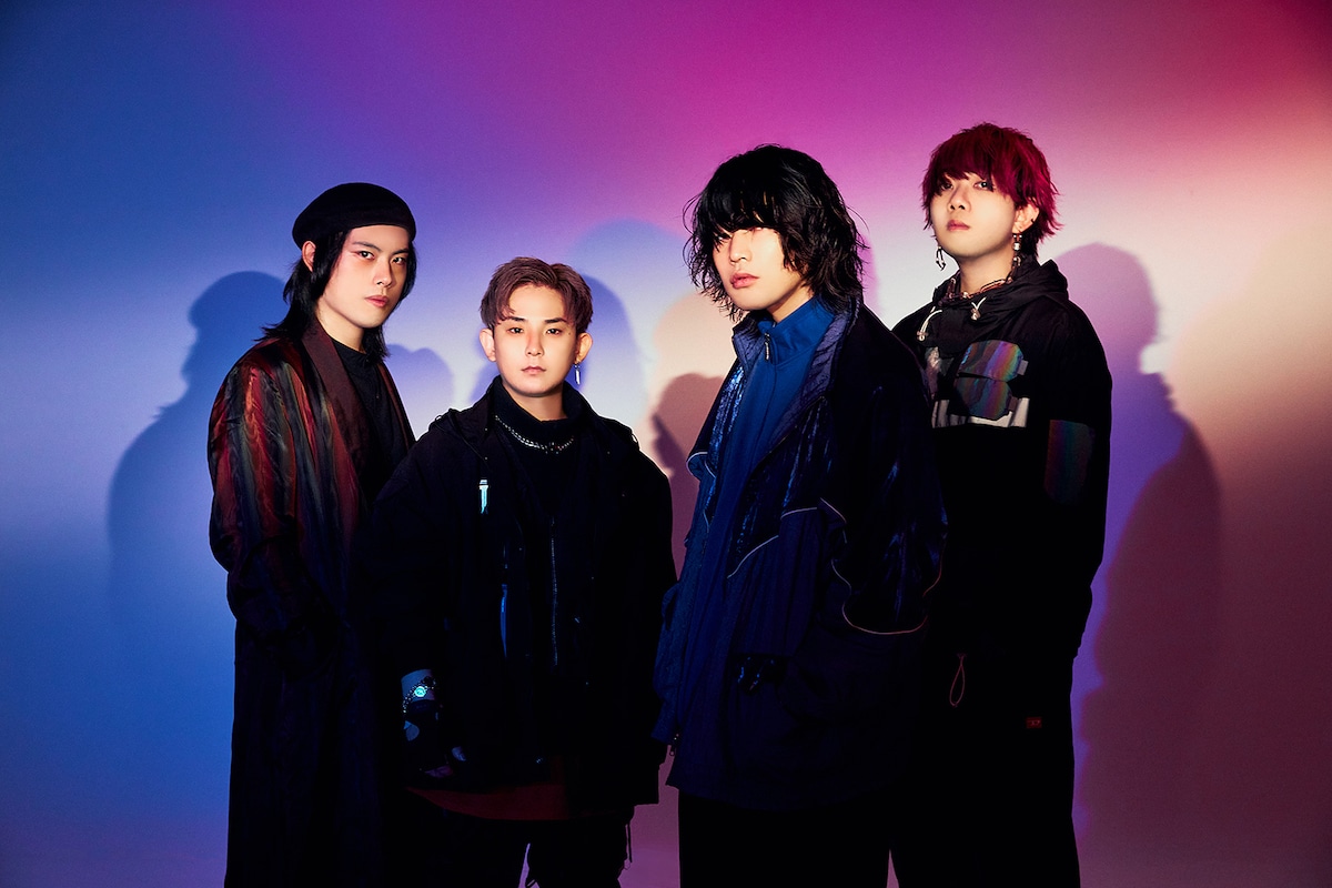 ユアネス。左から田中雄大（B）、小野貴寛（Dr）、黒川侑司（Vo, G）、古閑翔平（G, Programming）。