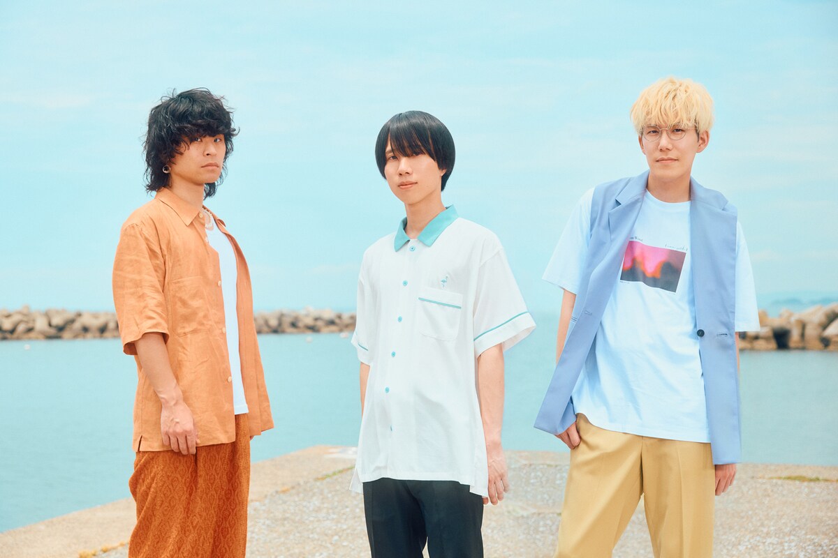 おいしくるメロンパン。中央がナカシマ（Vo, G）。