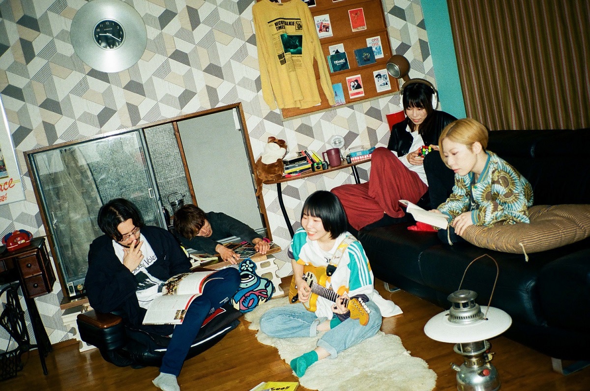 ネクライトーキー。中央がもっさ（Vo, G）。