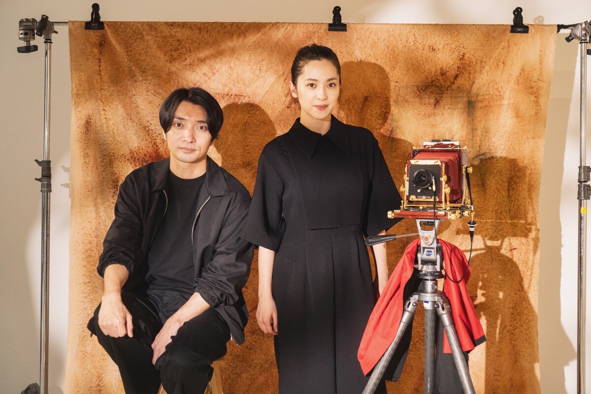 左から粟島瑞丸、中村アン。