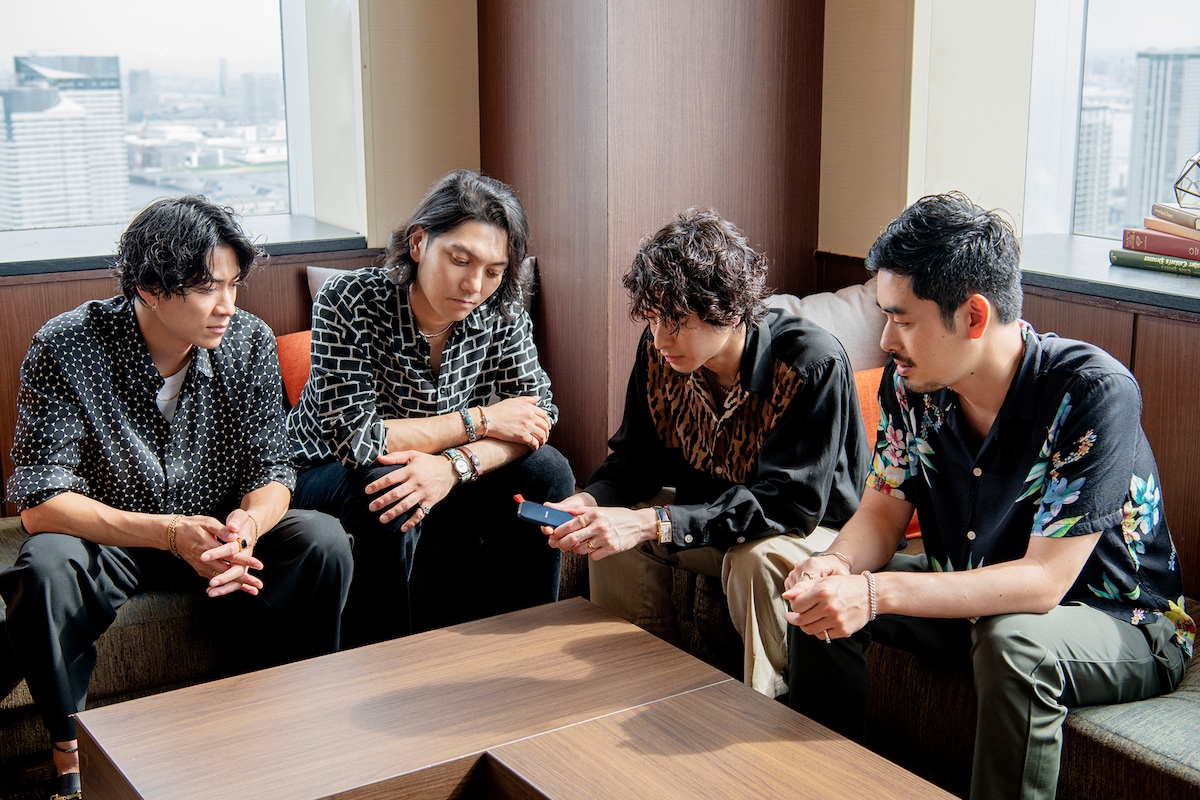 「サンディスク ポータブルSSD」を手にするI Don't Like Mondays.。