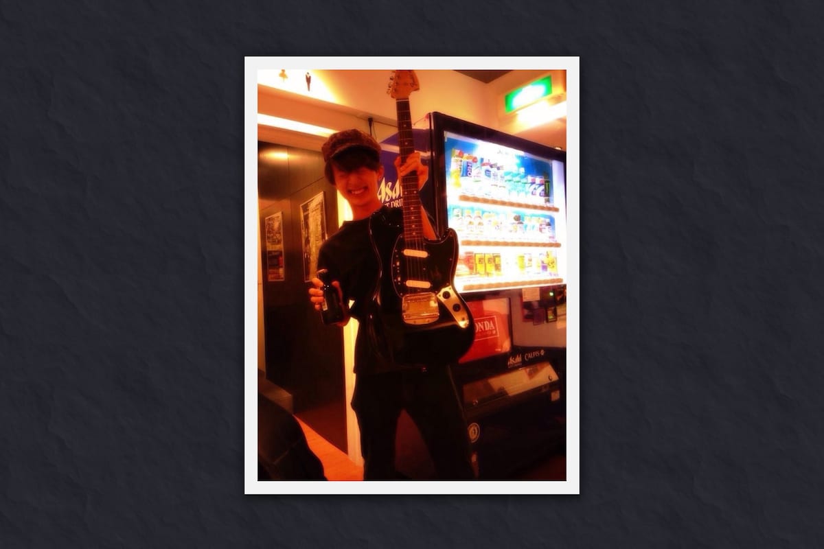 20歳の頃のサイトウタクヤ（Vo, G）。