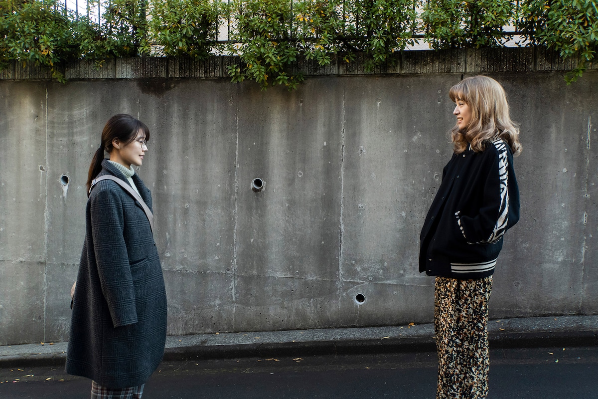 「WOWOWオリジナルドラマ 前科者 -新米保護司・阿川佳代-」より、有村架純演じる阿川佳代(左)と石橋静河演じる斉藤みどり(右)。(WOWOWオンデマンドで配信中)