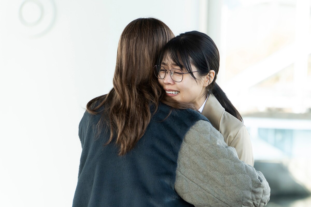 「WOWOWオリジナルドラマ 前科者 -新米保護司・阿川佳代-」より、有村架純演じる阿川佳代(奥)。(WOWOWオンデマンドで配信中)