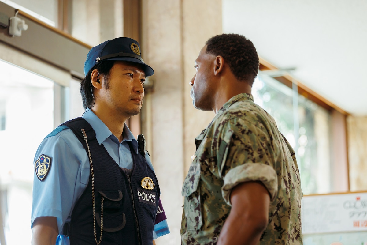 「連続ドラマW フェンス」より、青木崇高演じる伊佐兼史（左）。