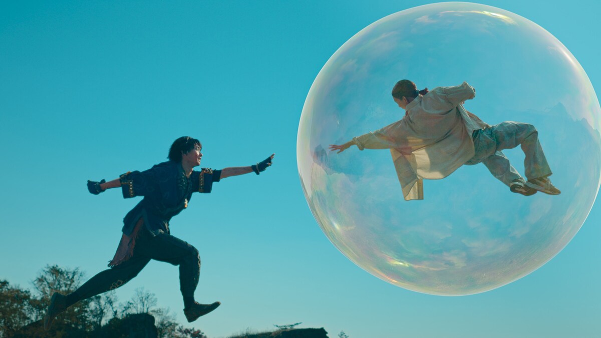 タイム(奥平大兼)とナギ(中島セナ)。© 2024 Disney