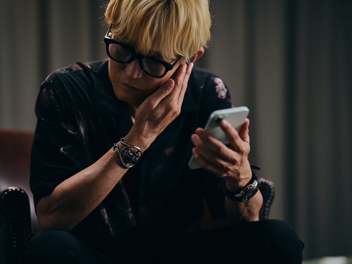 「WOOD master」で音楽を聴くスガ シカオ。