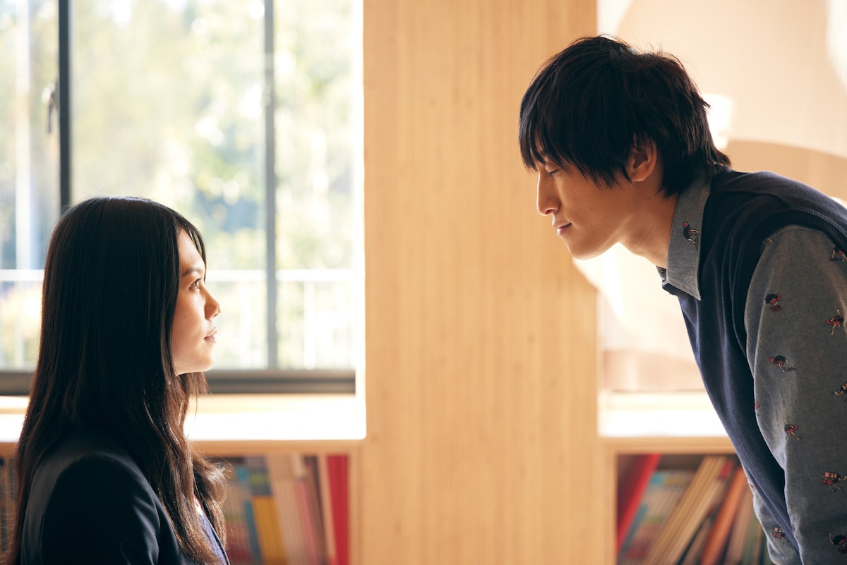 左から村尾修子役の志田彩良、田中陽一役の兼近大樹。