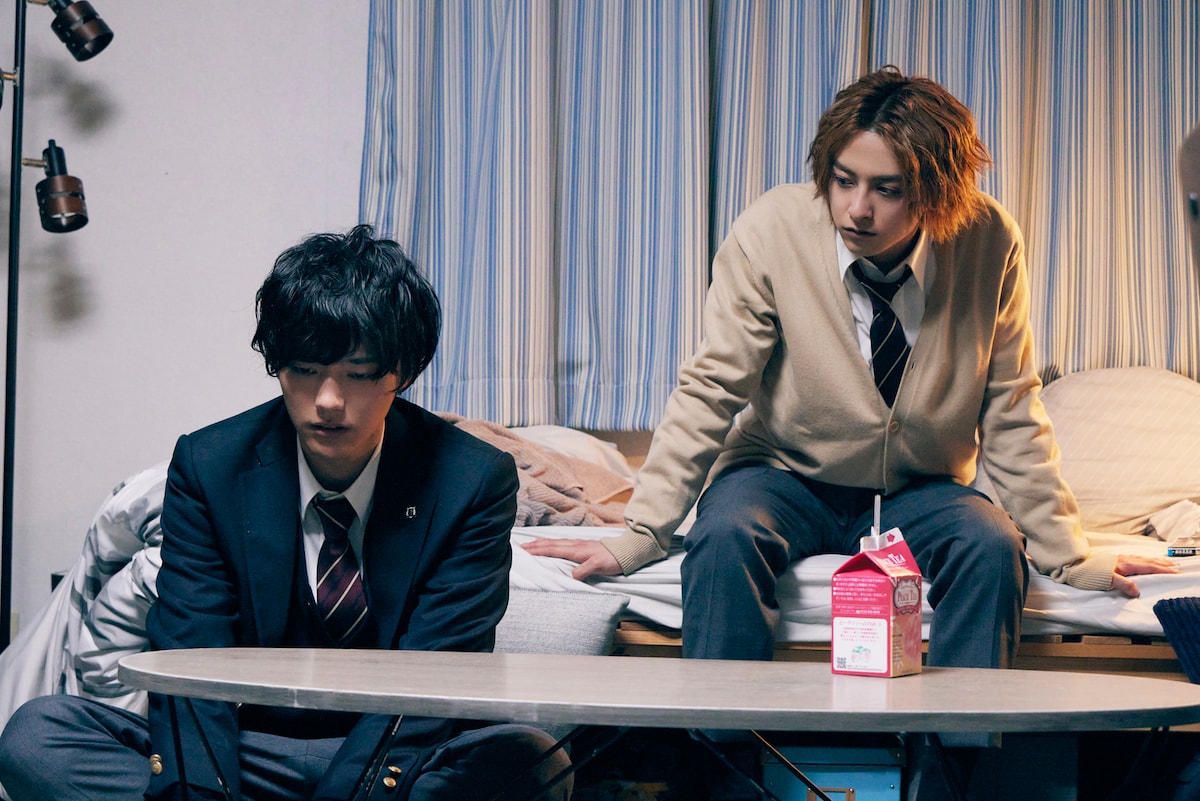 左から馬渕洸役の櫻井海音、小湊亜耶役の新原泰佑。