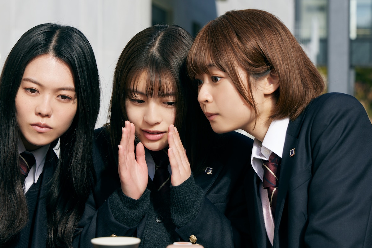 左から村尾修子役の志田彩良、吉岡双葉役の出口夏希、槙田悠里役の莉子。